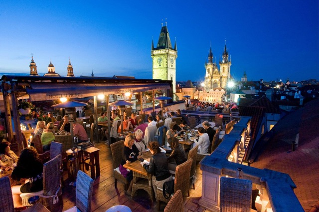 5 rooftop podniků, kam v Praze zajít na drink 5 rooftop podniků, kam v Praze zajít na drink