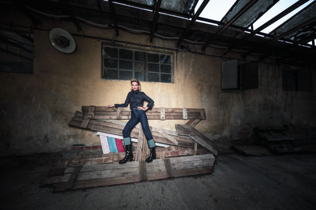 Adela Vinczeová exkluzivně pro říjnovou ELLE Adela Vinczeová exkluzivně pro říjnovou ELLE