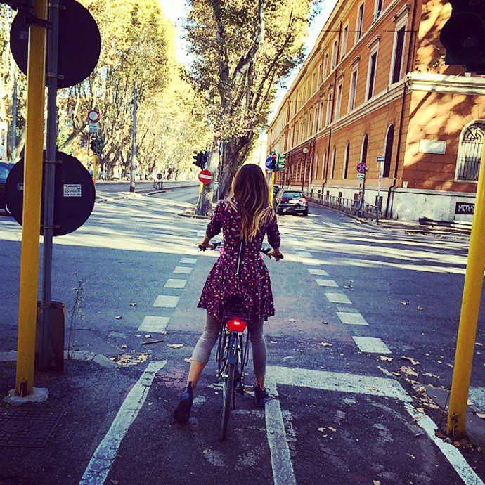 velmi sexy a velmi stylová cyklistka