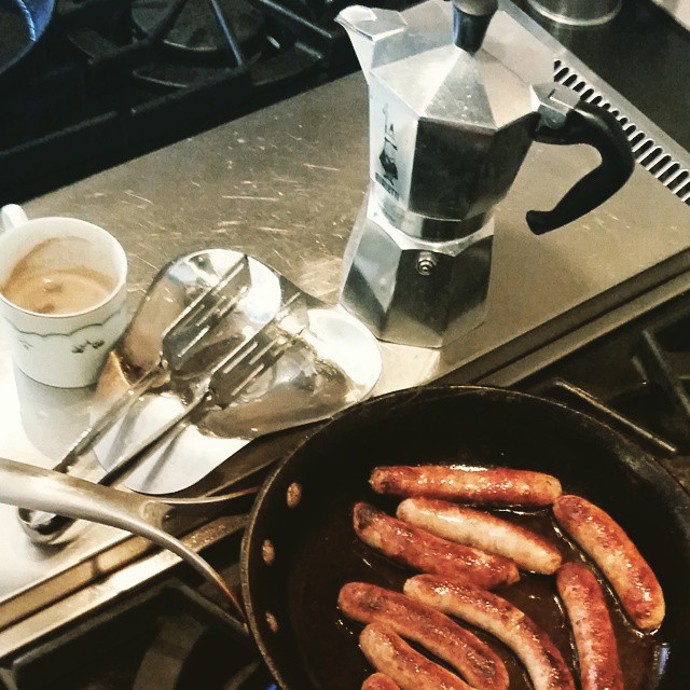 Je výborná kuchařka a drží klobáskovou dietu