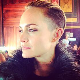 Amber Valletta – klučičí podstřih. Střih Guido Palau. 