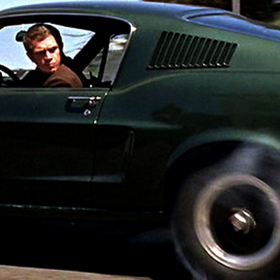 auto Ford Mustang, herec Steve McQueen, film Bullittův připad, r. 1968 auto Ford Mustang, herec Steve McQueen, film Bullittův připad, r. 1968