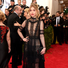 Imogen Poots v šatech Alberta Ferretti
