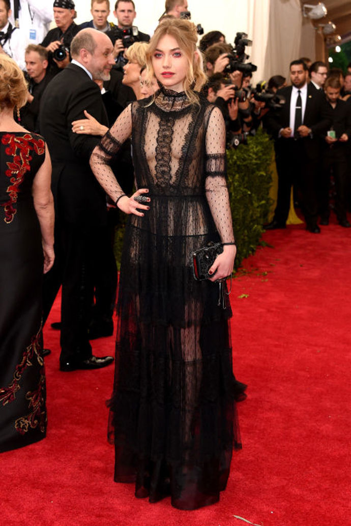 Imogen Poots v šatech Alberta Ferretti