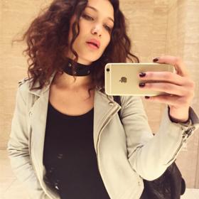 Bella Hadid - dramatické lokny. 