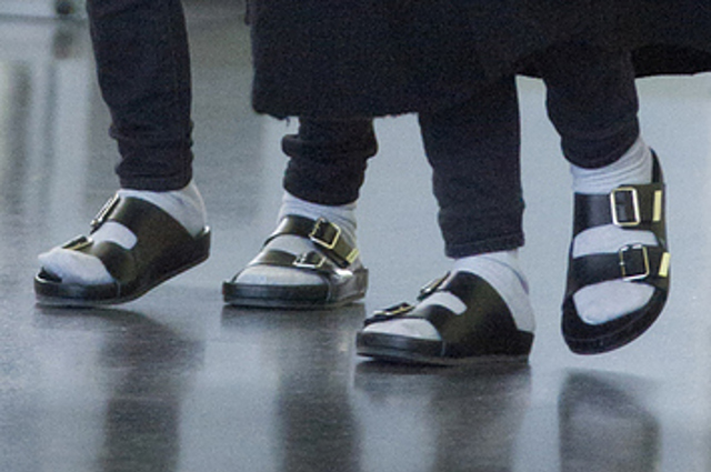 mary-kate-and-ashley-olsen-wore-matching-socks-an-2-7996-1395684957-1_big mary-kate-and-ashley-olsen-wore-matching-socks-an-2-7996-1395684957-1_big