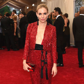 Sienna Miller v obleku Jacobs&Co