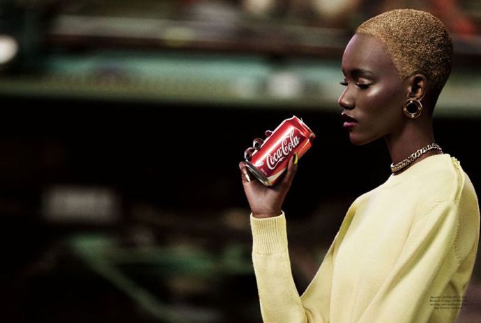 Červená revolta: Coca-Cola v módní fotce