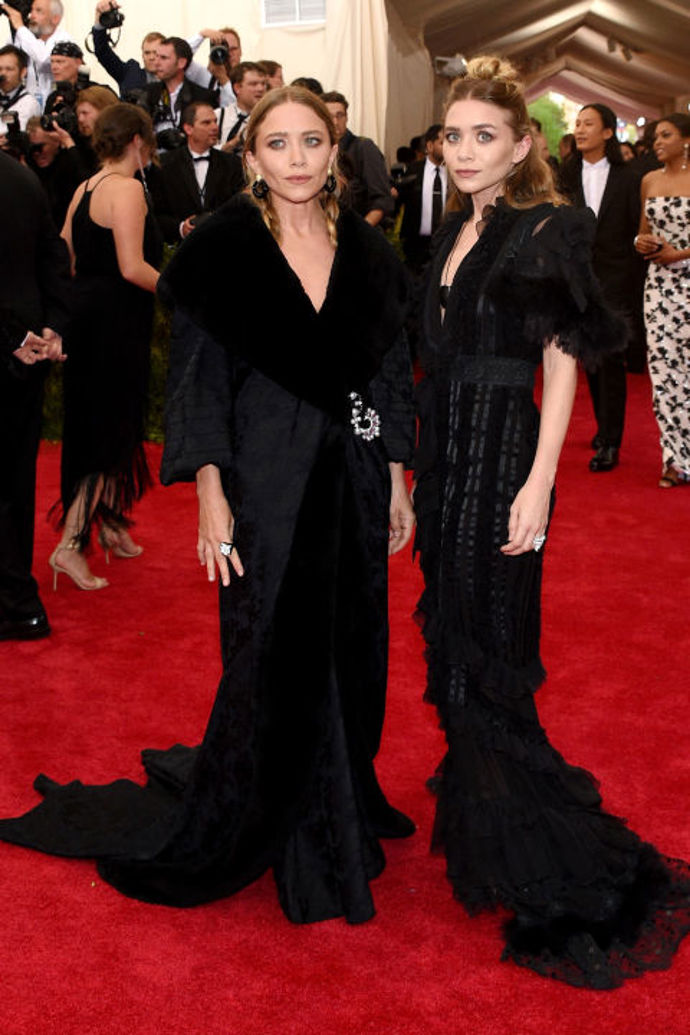 Mary-Kate a Ashley Olsen ve vintage šatech Dior od Johna Galliana
