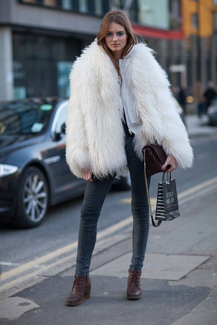 Klasický každodenní look oživte bílým oversize kožichem. Efekt zaručen.