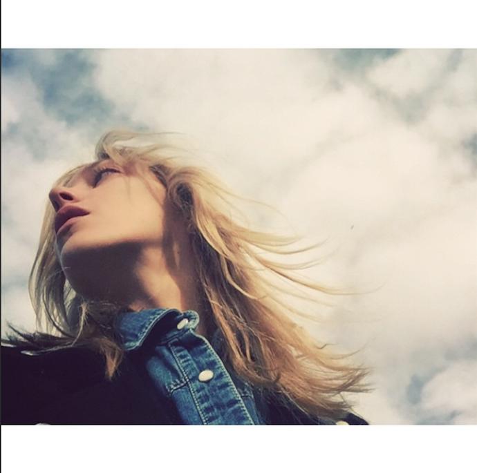 Anja Rubik - čistá krása a vítr ve vlasech v newyorském ranním světle.