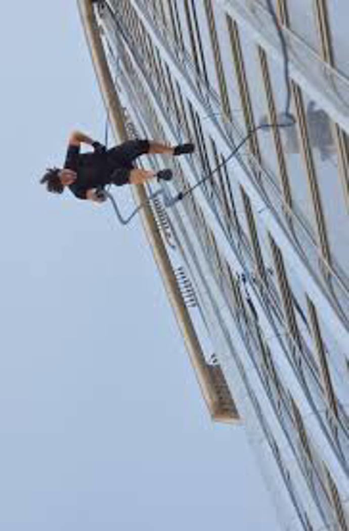 Tom Cruise ve filmu Mission Impossible - Gost Protocol, scéna z nejvyšší budovy v Dubaji
