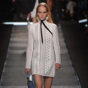 15 nejlepších šatů z pařížského fashion weeku