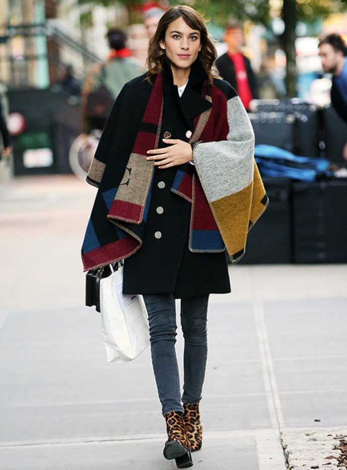 Pončo značky Burberry mají v šatníku snad všichni. A takhle sluší Alexe Chung.
