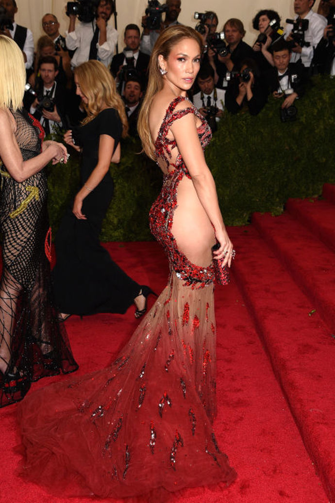 Jennifer Lopez v šatech Versace