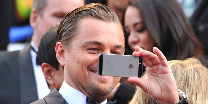 nedávno si pořídil i selfie-stick, jako by ho nikdy nikdo nefotil