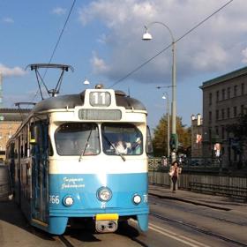 Kdo nejezdí na kole, jezdí tramvají. Narozdíl od těch pražských jsou blankytně modré. Kdo nejezdí na kole, jezdí tramvají. Narozdíl od těch pražských jsou blankytně modré.