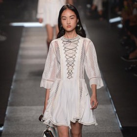 15 nejlepších šatů z pařížského fashion weeku