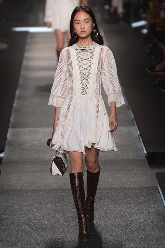 15 nejlepších šatů z pařížského fashion weeku