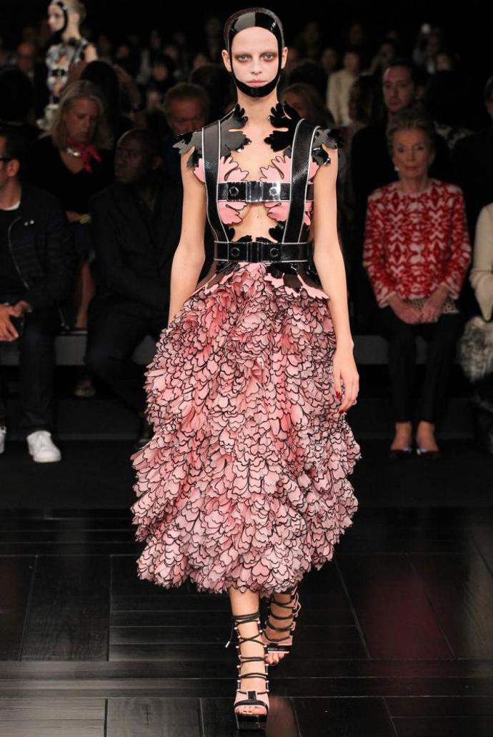 15 nejlepších šatů z pařížského fashion weeku