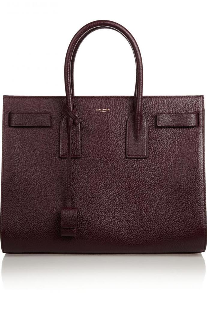 Pásky, široké kalhoty a odstín bordó: 5 trendů, bez nichž se na podzim neobejdete