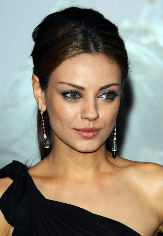 Mila Kunis a stříbrná varianta kouřového líčení očí