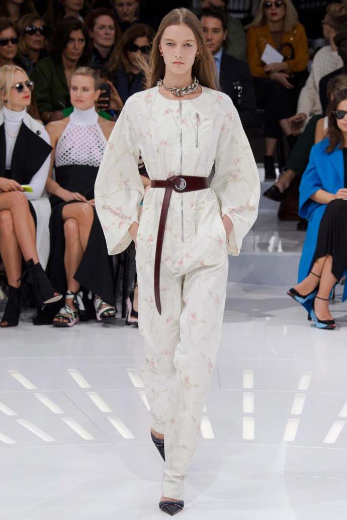 DIOR NA FASHION WEEKU: NÁVRAT DO BUDOUCNOSTI