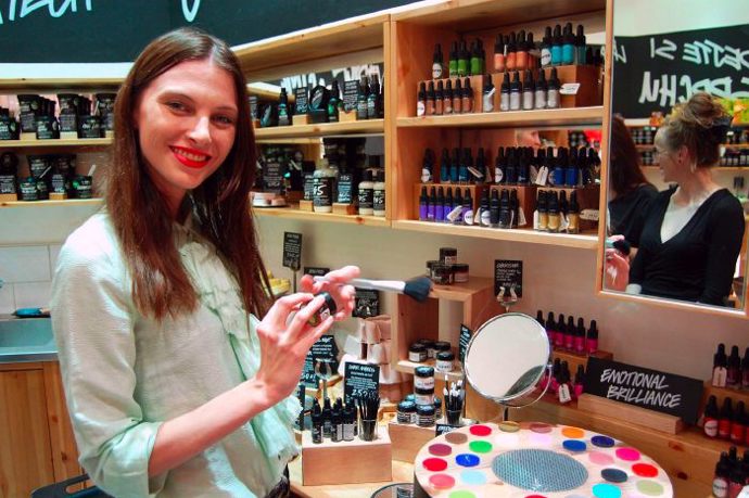 Iva Frühlingová zkouší dekorativní kosmetiku Lush