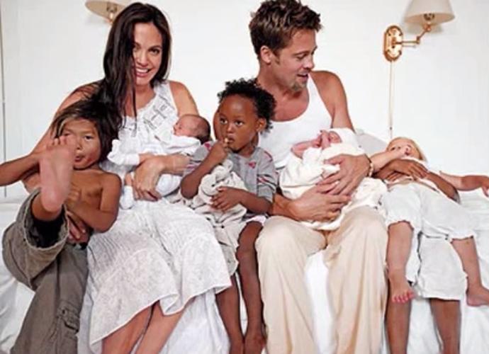 Angelina, Brad, Zahara, Shiloh, Vivienne a Knox Jolie-Pitt a kde je Pax? Počítejte nohy ne hlavy!