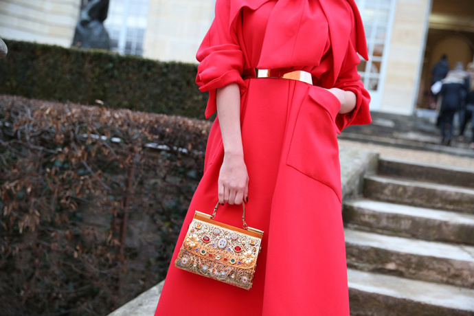 Haute couture v ulicích Paříže