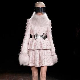 PFW podzim/zima 2012/13: něžná vize Alexandera McQueena PFW podzim/zima 2012/13: něžná vize Alexandera McQueena