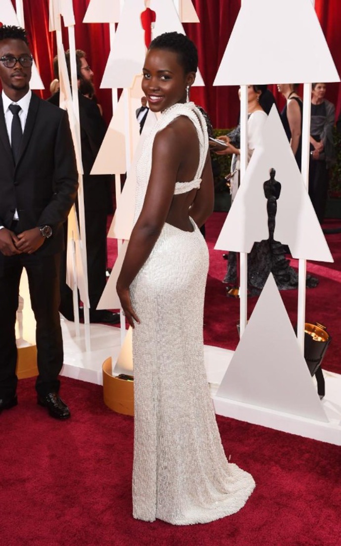 2015 - Lupita Nyong v šatech Calvin Klein
