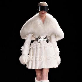 PFW podzim/zima 2012/13: něžná vize Alexandera McQueena PFW podzim/zima 2012/13: něžná vize Alexandera McQueena
