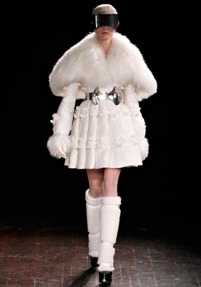 PFW podzim/zima 2012/13: něžná vize Alexandera McQueena