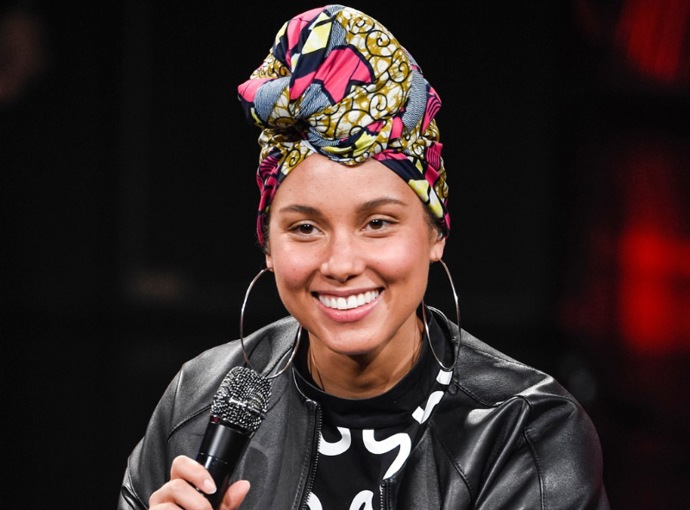 Zpěvačka Alicia Keys se obejde bez make-upu. Co za tím je?