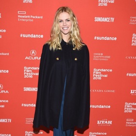 na premiéře filmu Lovesong v hedvábných šatech, v peleríně a zimních botách na premiéře filmu Lovesong v hedvábných šatech, v peleríně a zimních botách