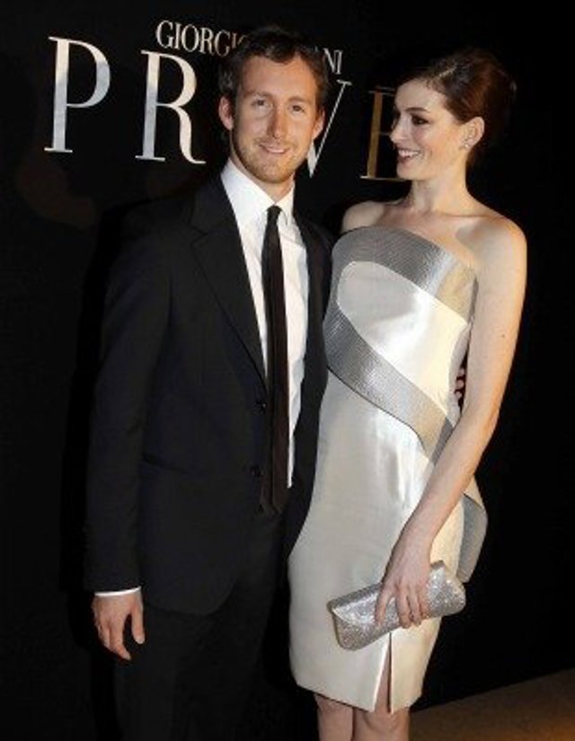 310_adamschulmanannehathaway_112811