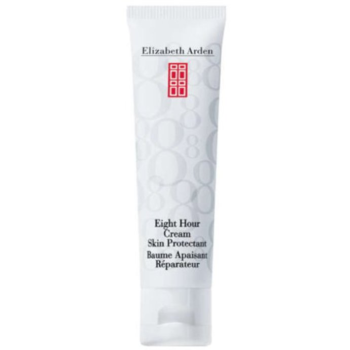 Krém Eight Hour Cream od Elizabeth Arden, hydratační krém, make-up Gucci, řasenku Caroline (izraelská značka), výraznou rtěnku a odličovač La Mer.