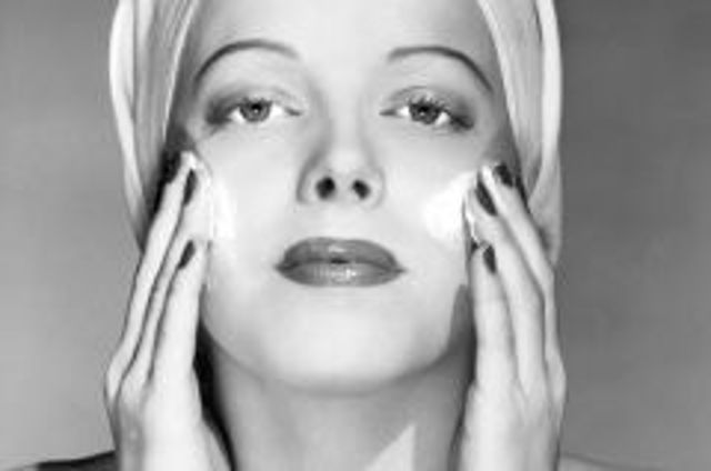 woman-applying-face-cream-beauty-590bes100110 woman-applying-face-cream-beauty-590bes100110