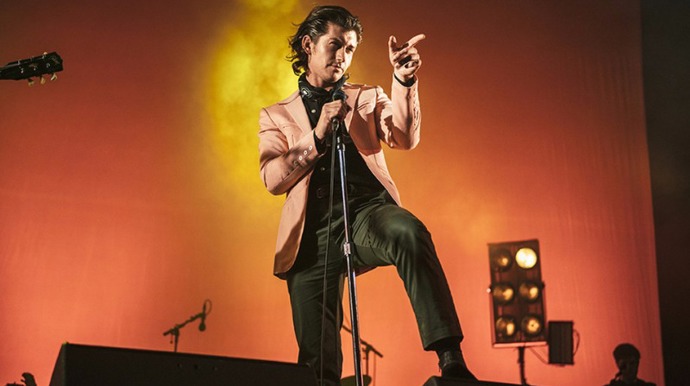 Alex Turner dostal nás i celý Berlín