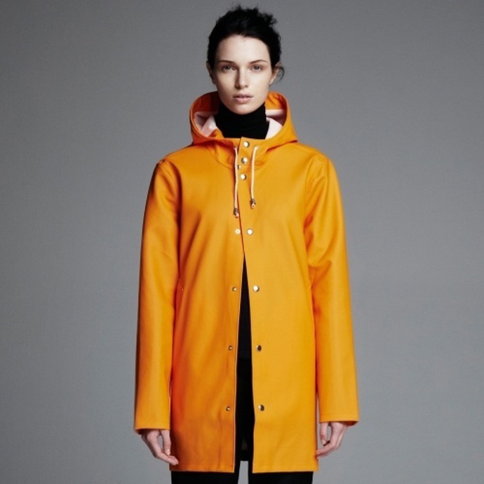 Zuza (beauty redaktorka) - pláštěnka Stutterheim (stutterheim.com)