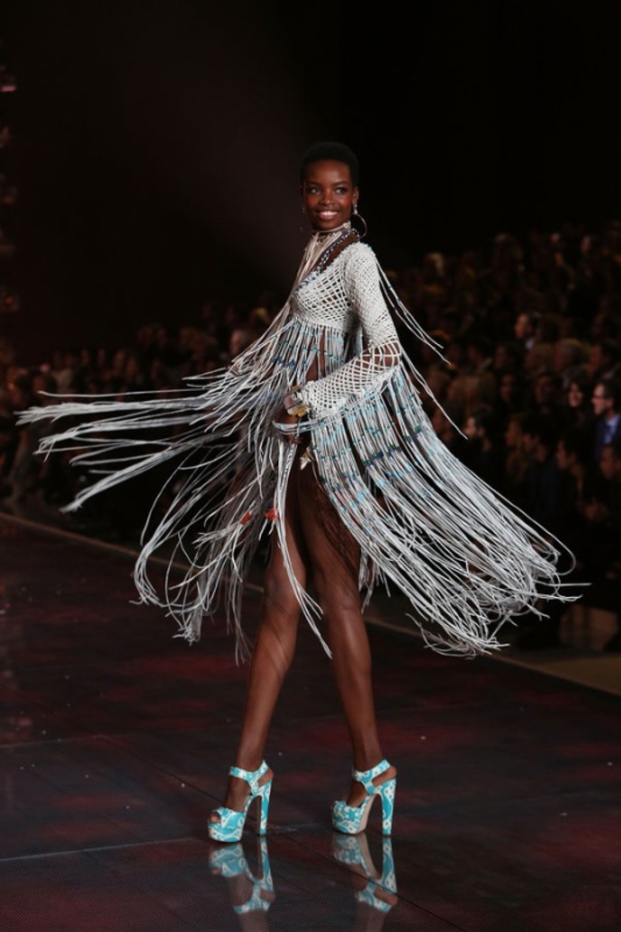 bez příčesků, jediná modelka Maria Borges