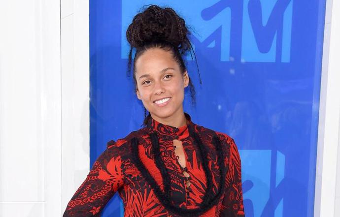 Zpěvačka Alicia Keys se obejde bez make-upu. Co za tím je?