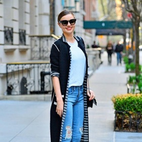 Dlouhé cardigany už pronikly i k celebritám. Miranda Kerr a její outfit Dlouhé cardigany už pronikly i k celebritám. Miranda Kerr a její outfit