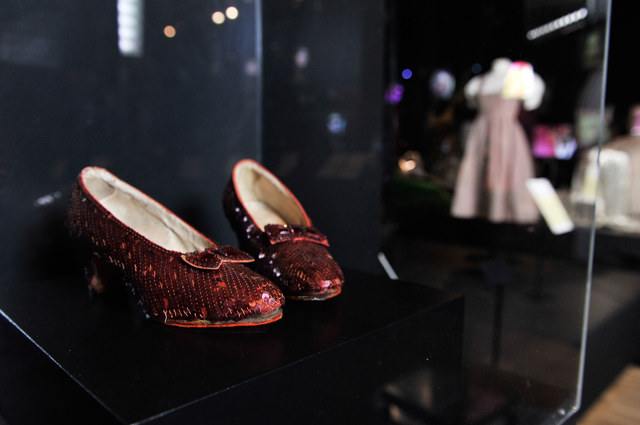 Hollywood_Costume_exhibition_sponsored_by_Harry_Winston_at_the_VA_2012._Copyright_VA_Images