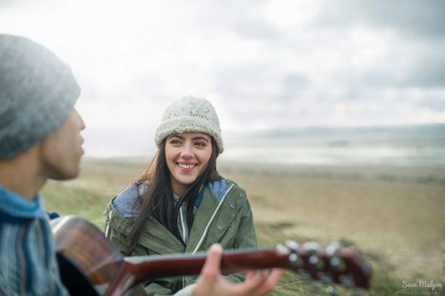 bristol photographer lifestyle young couple beach guitar winter cold 0aacb