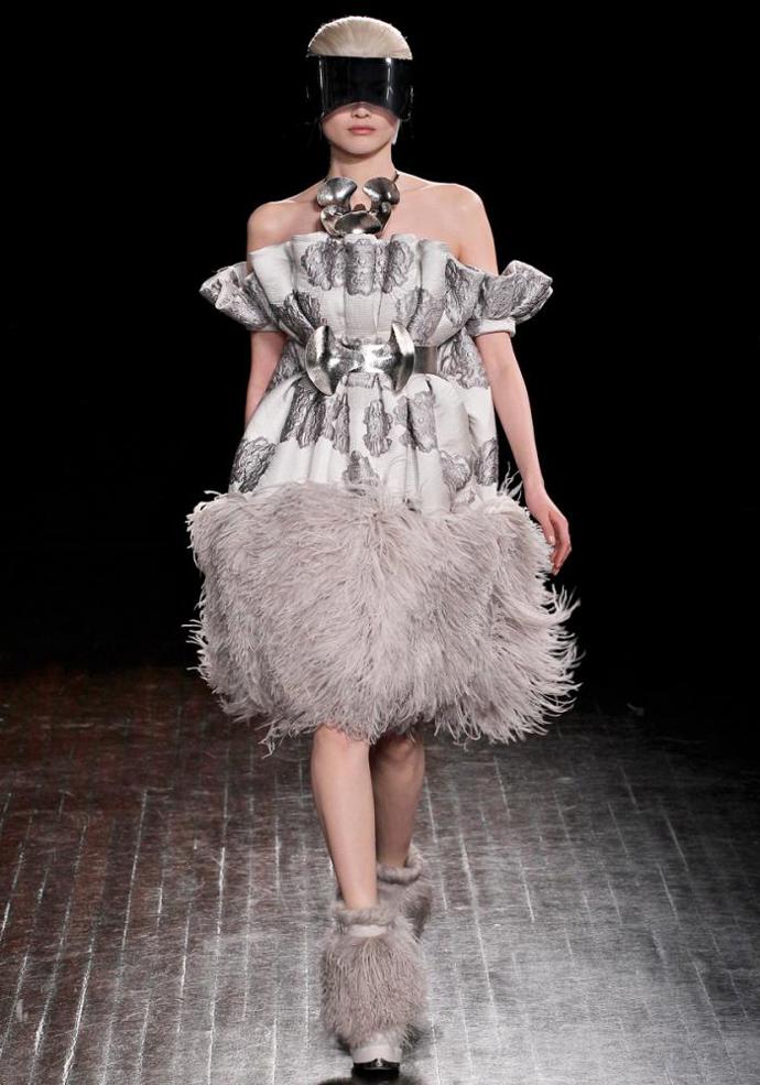 PFW podzim/zima 2012/13: něžná vize Alexandera McQueena