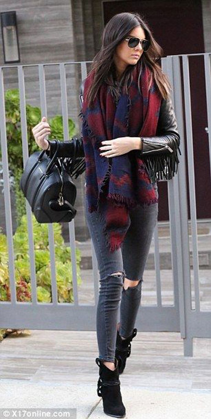 A co říkáté na kombinaci kožené bundy s obří šálou? Pro nás má Kendall Jenner zelenou.