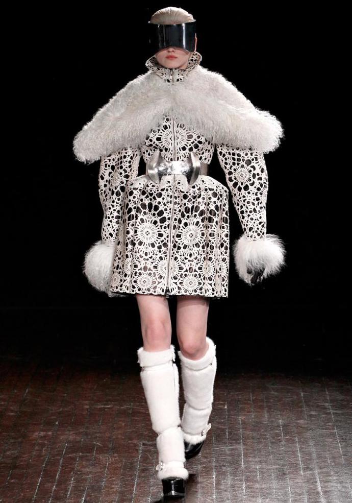 PFW podzim/zima 2012/13: něžná vize Alexandera McQueena