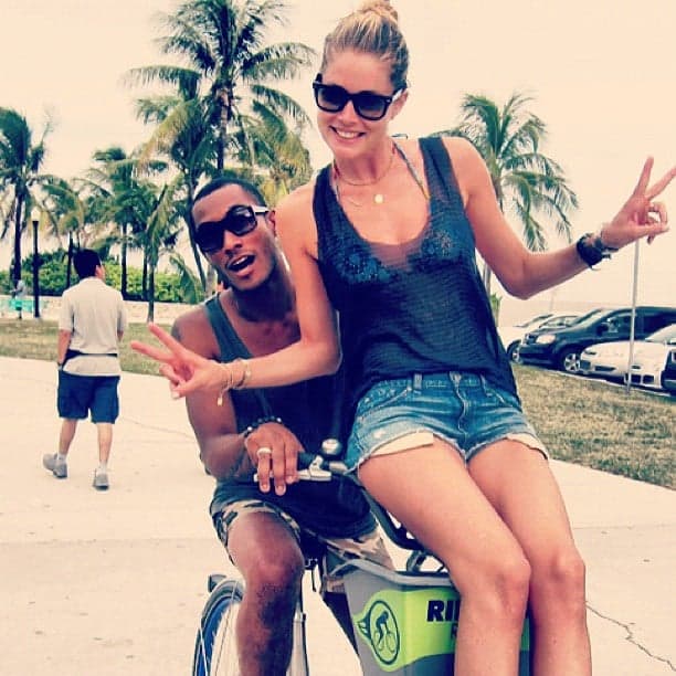 Sunnery James Doutzen Kroes biked along Miami Beach d13c7